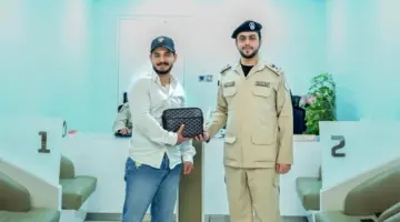 شرطة الشارقة تستعيد حقيبة مفقودة لمقيم عربي تضم مدخرات عمله